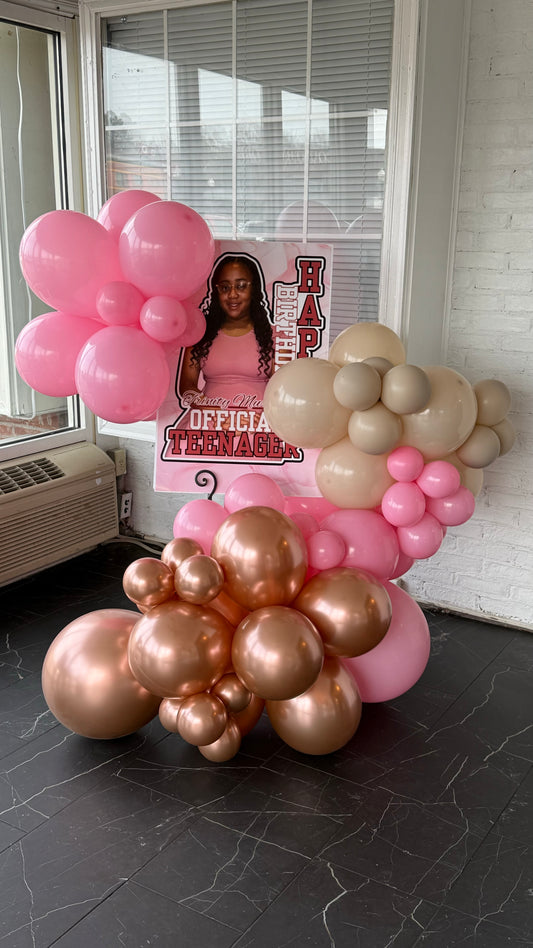 Welcome sign and balloon garland